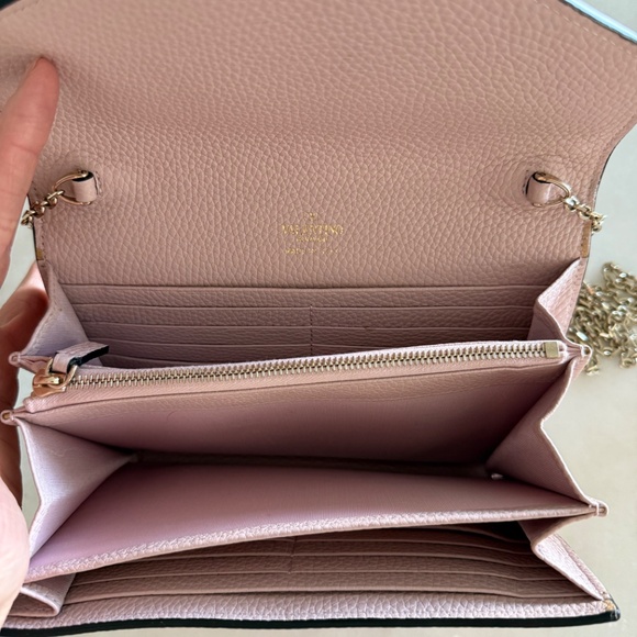 Valentino Garavani Wallet On Chain (Blush) - Picture 3 of 16